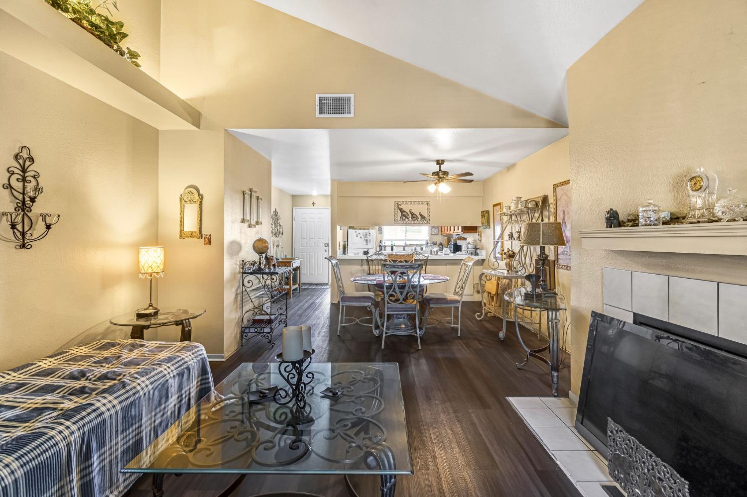 7675 N 1St St #202, Fresno, CA 93720