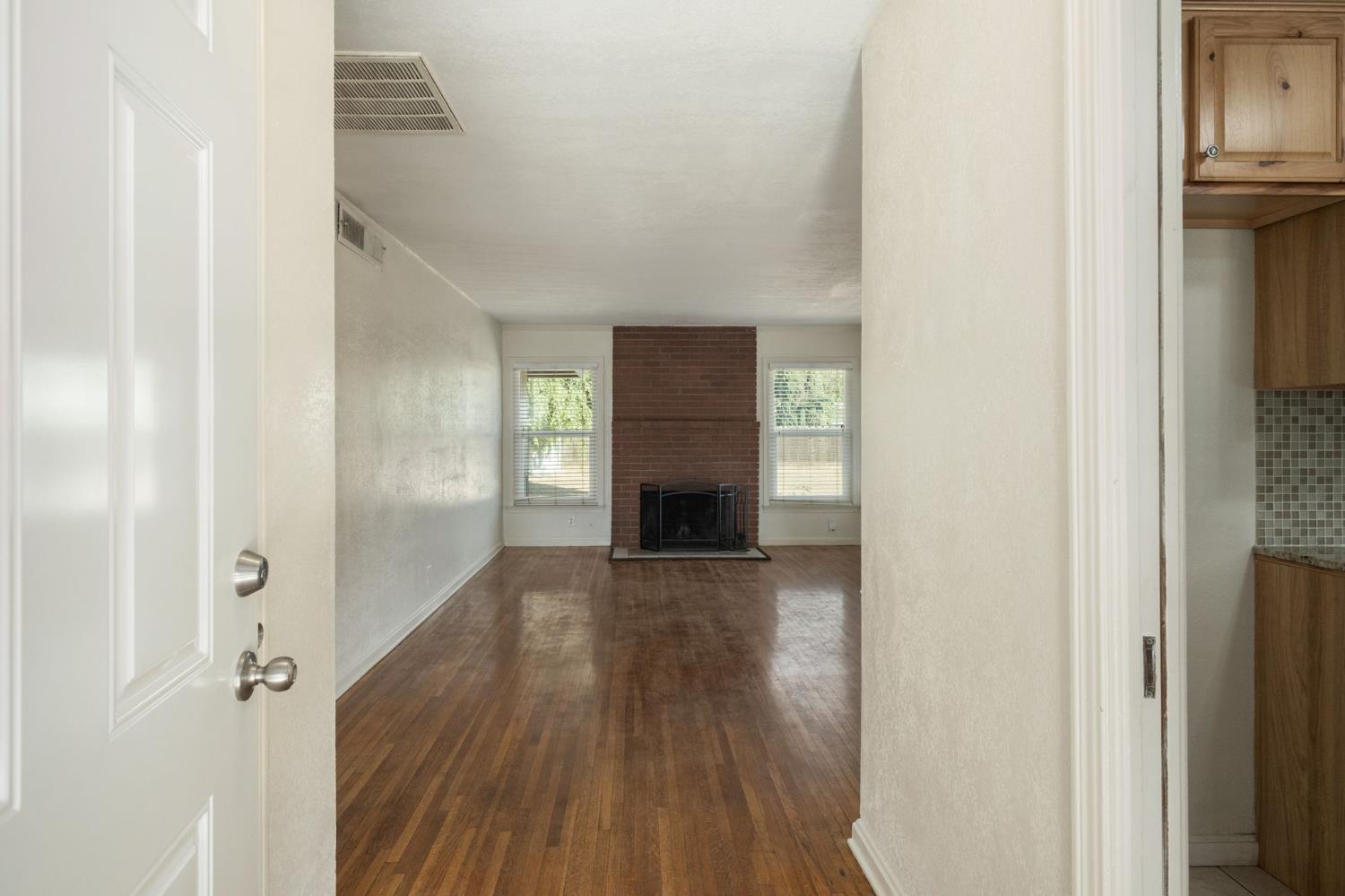 4664 N Vagedes Ave, Fresno, CA 93705