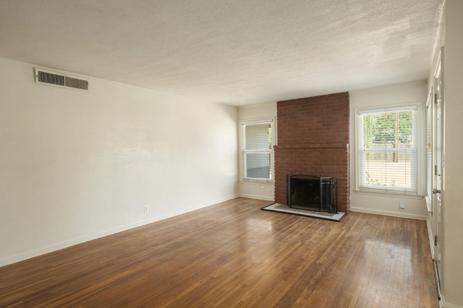 4664 N Vagedes Ave, Fresno, CA 93705