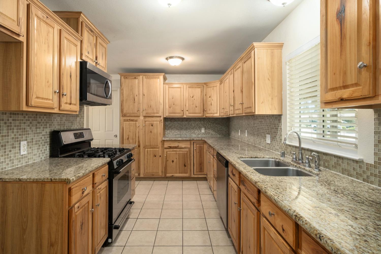 4664 N Vagedes Ave, Fresno, CA 93705