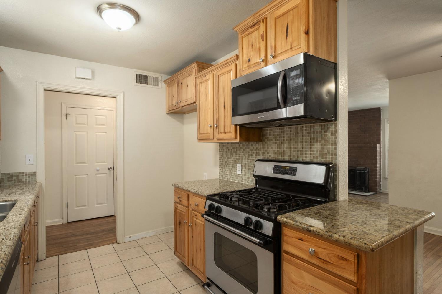 4664 N Vagedes Ave, Fresno, CA 93705