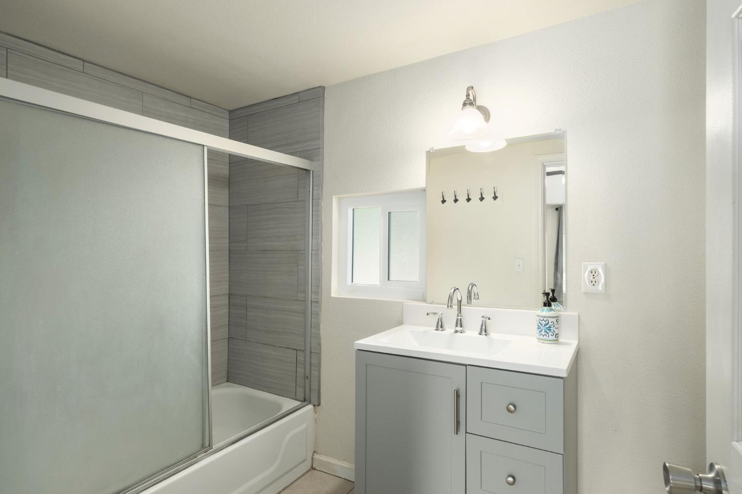 4664 N Vagedes Ave, Fresno, CA 93705