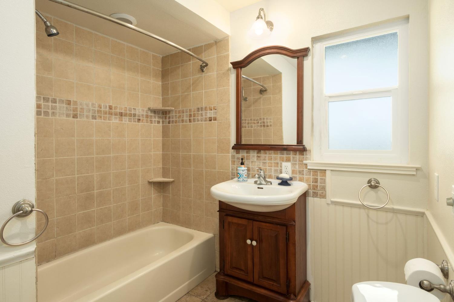 4664 N Vagedes Ave, Fresno, CA 93705