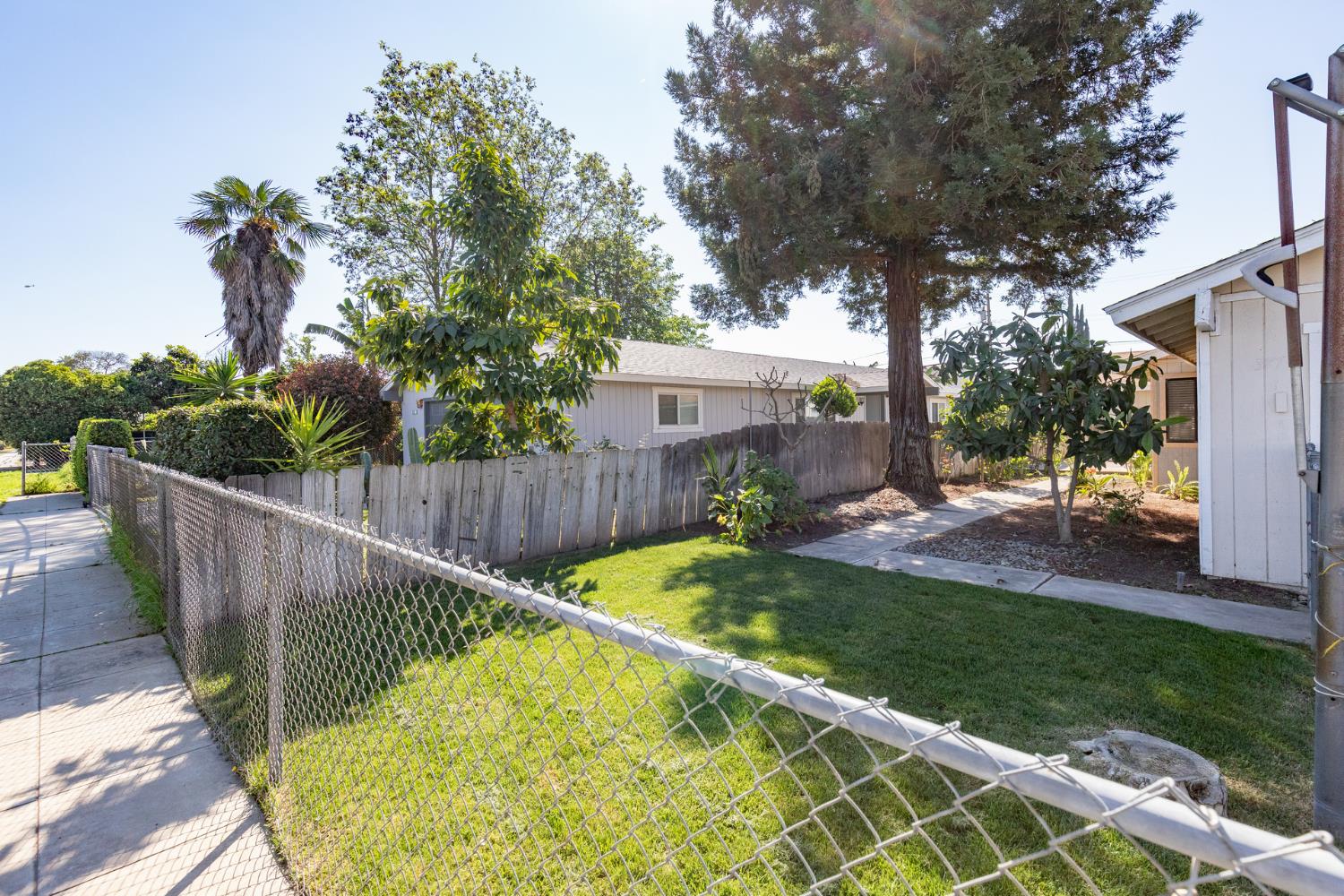 377 W Alluvial Ave, Pinedale, CA 93650