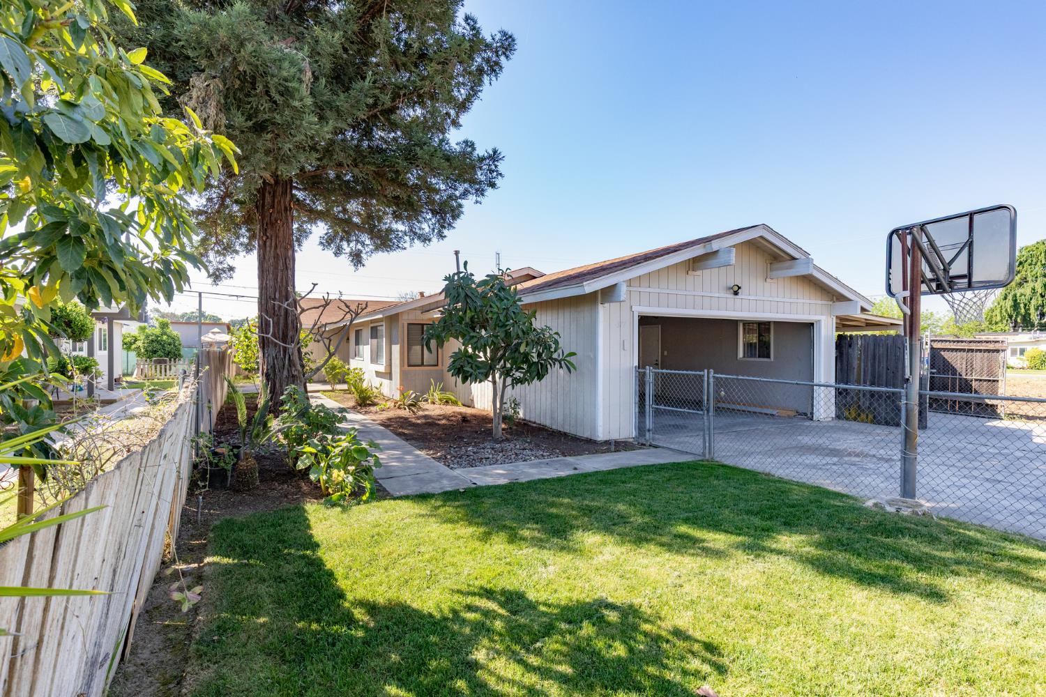 377 W Alluvial Ave, Pinedale, CA 93650