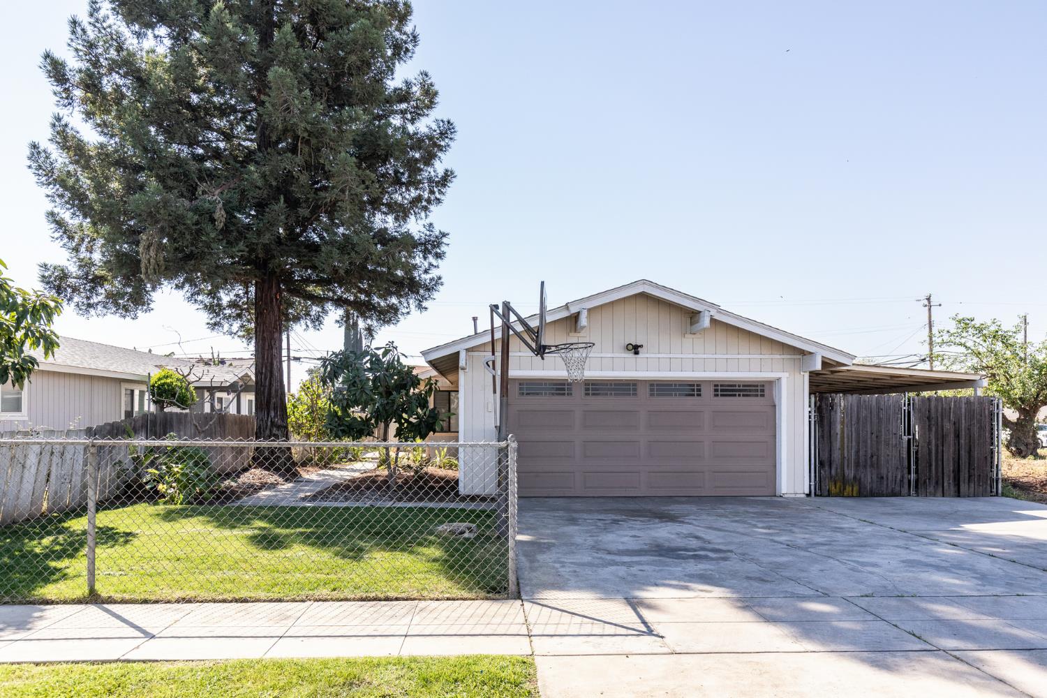 377 W Alluvial Ave, Pinedale, CA 93650