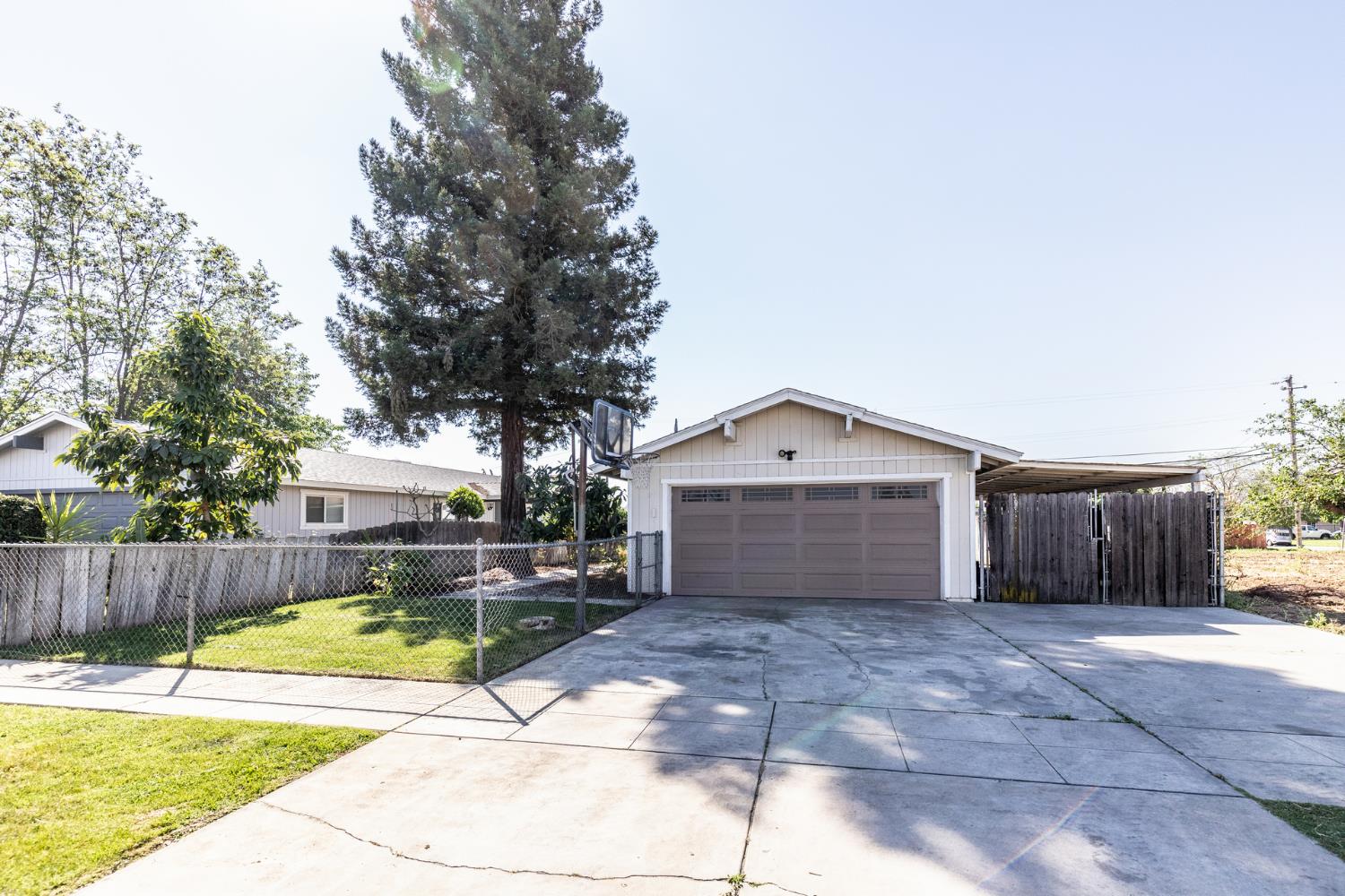 377 W Alluvial Ave, Pinedale, CA 93650
