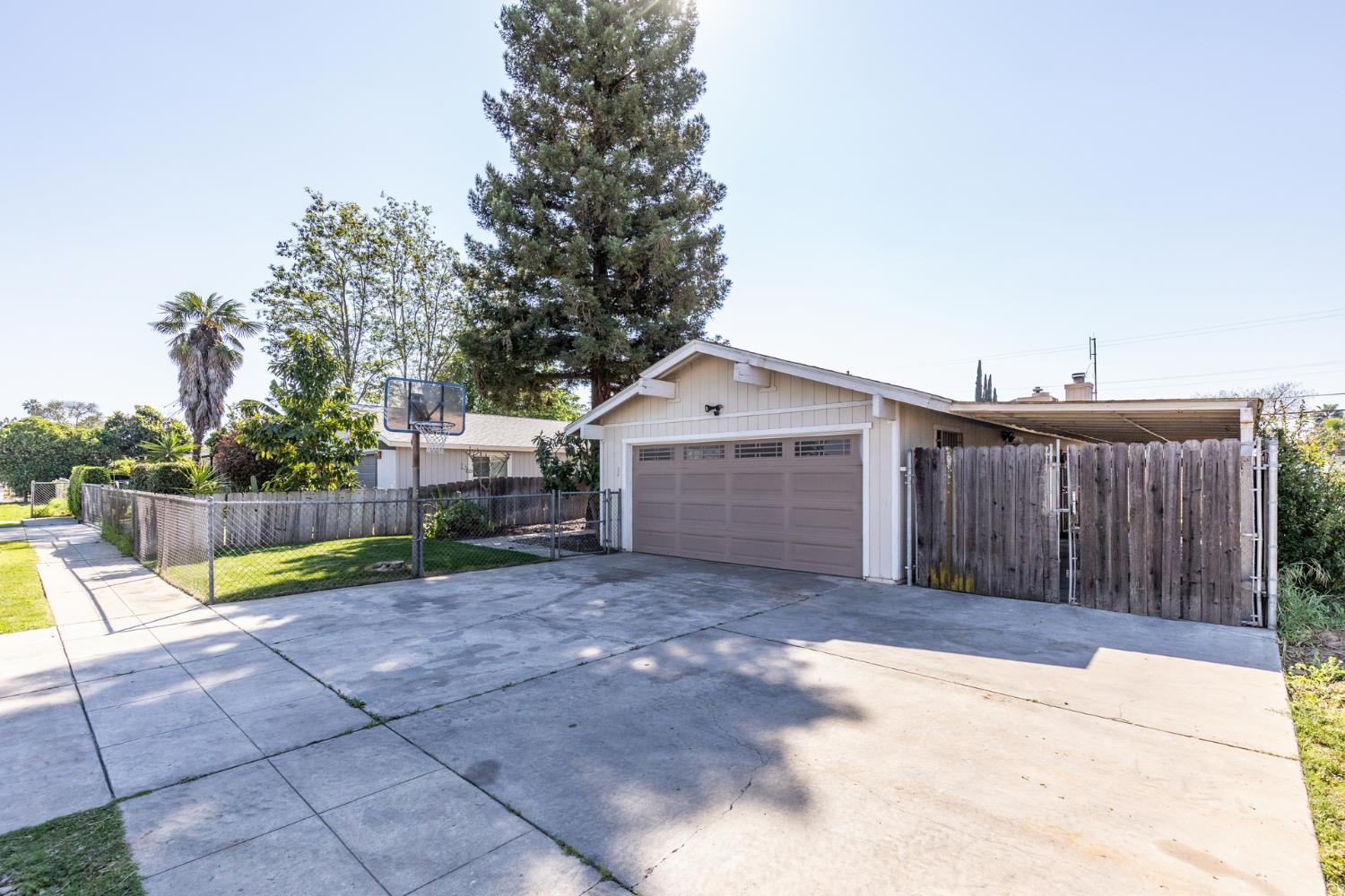 377 W Alluvial Ave, Pinedale, CA 93650