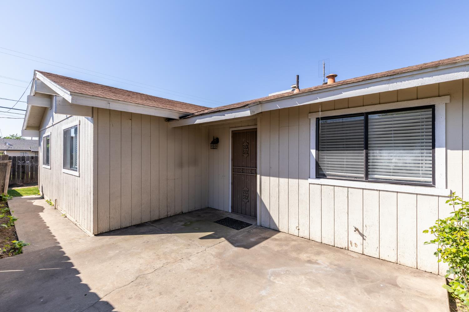 377 W Alluvial Ave, Pinedale, CA 93650