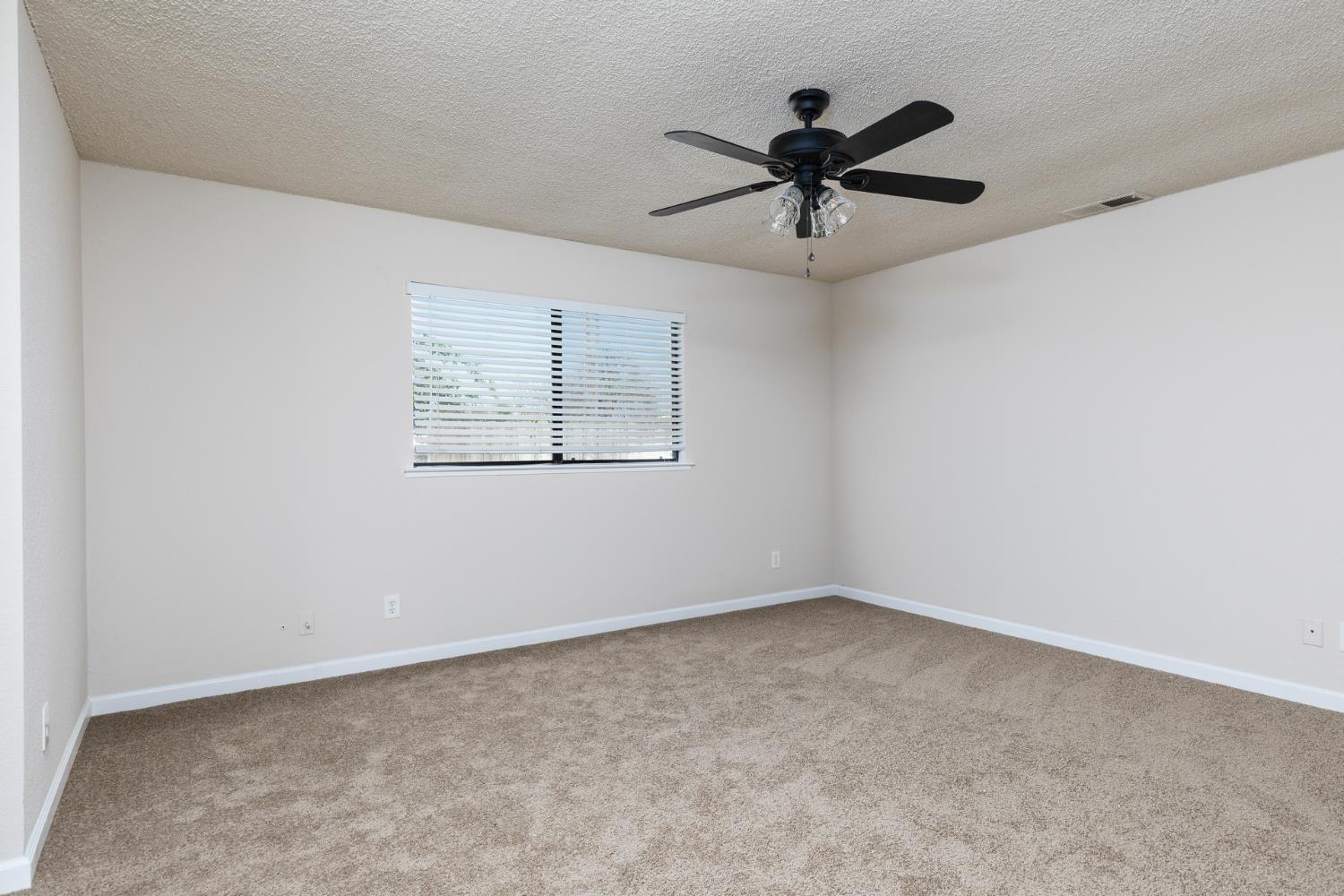 377 W Alluvial Ave, Pinedale, CA 93650