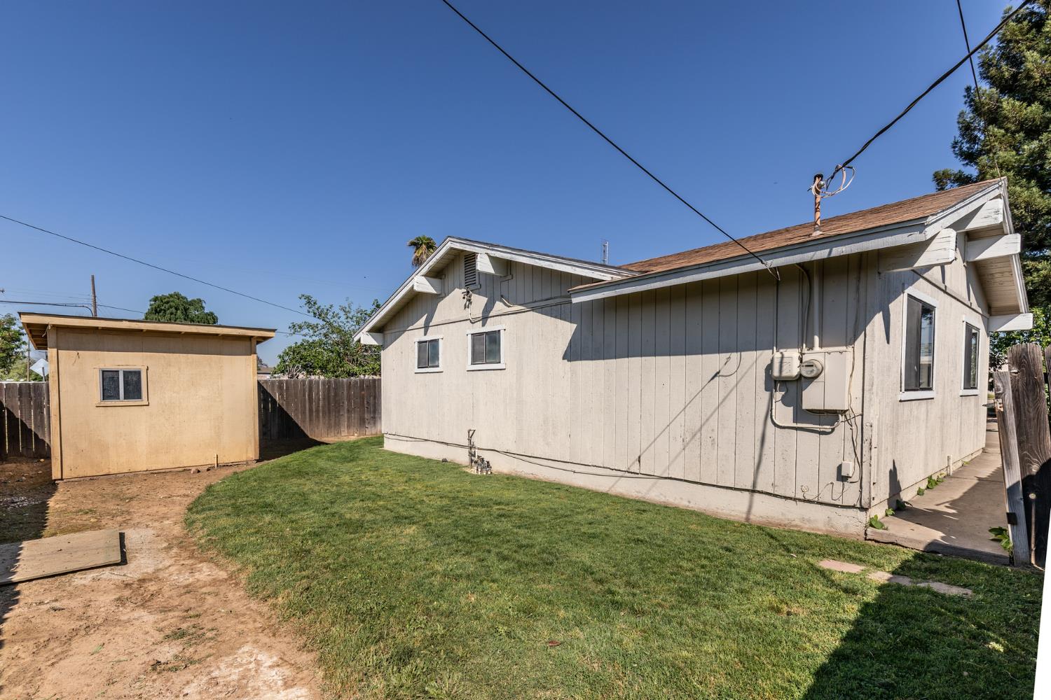377 W Alluvial Ave, Pinedale, CA 93650