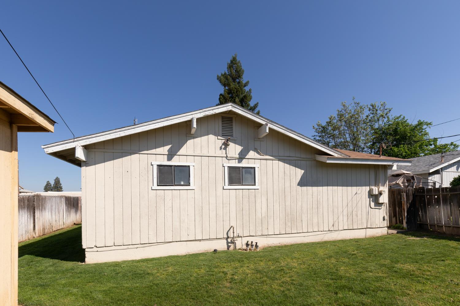 377 W Alluvial Ave, Pinedale, CA 93650