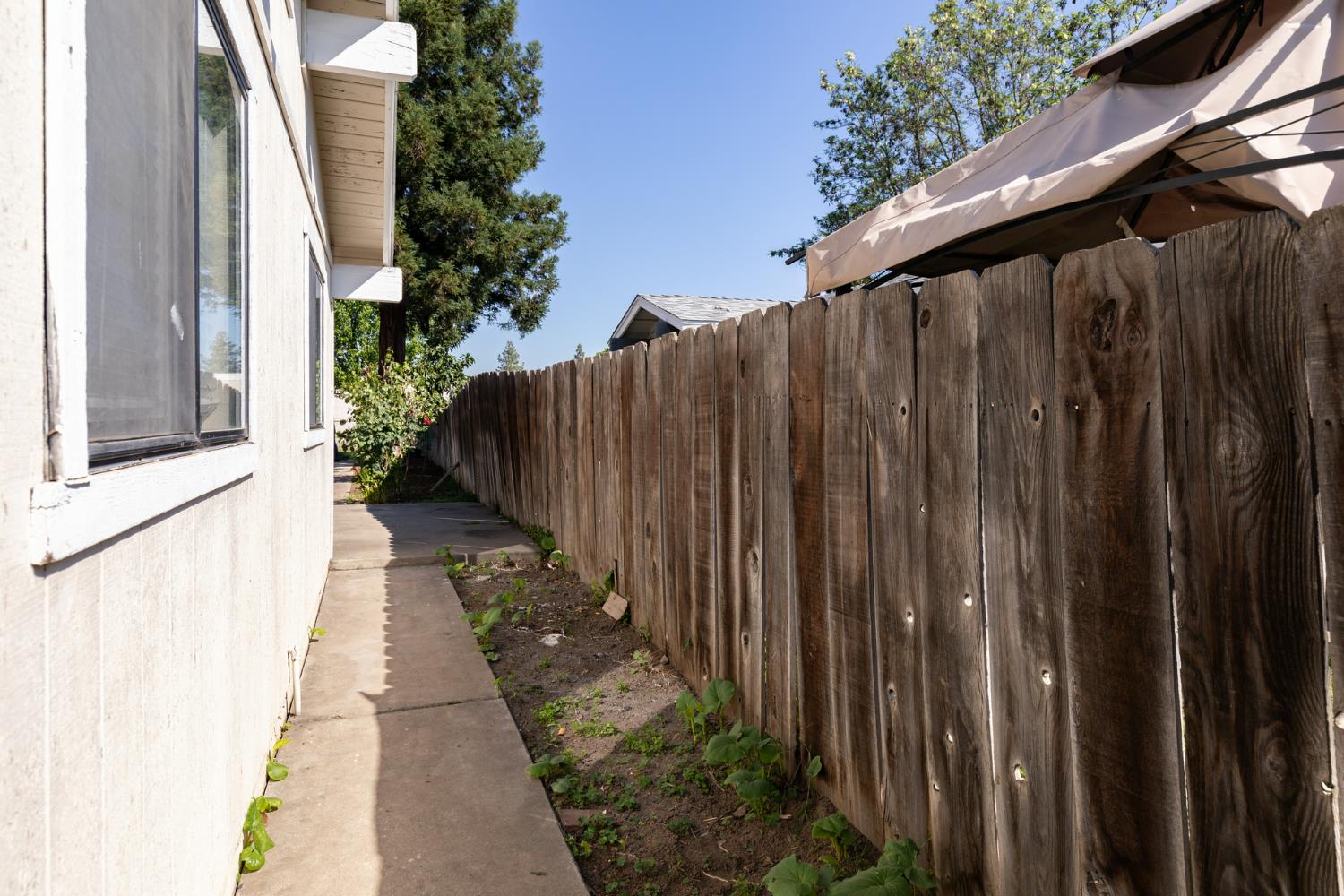 377 W Alluvial Ave, Pinedale, CA 93650