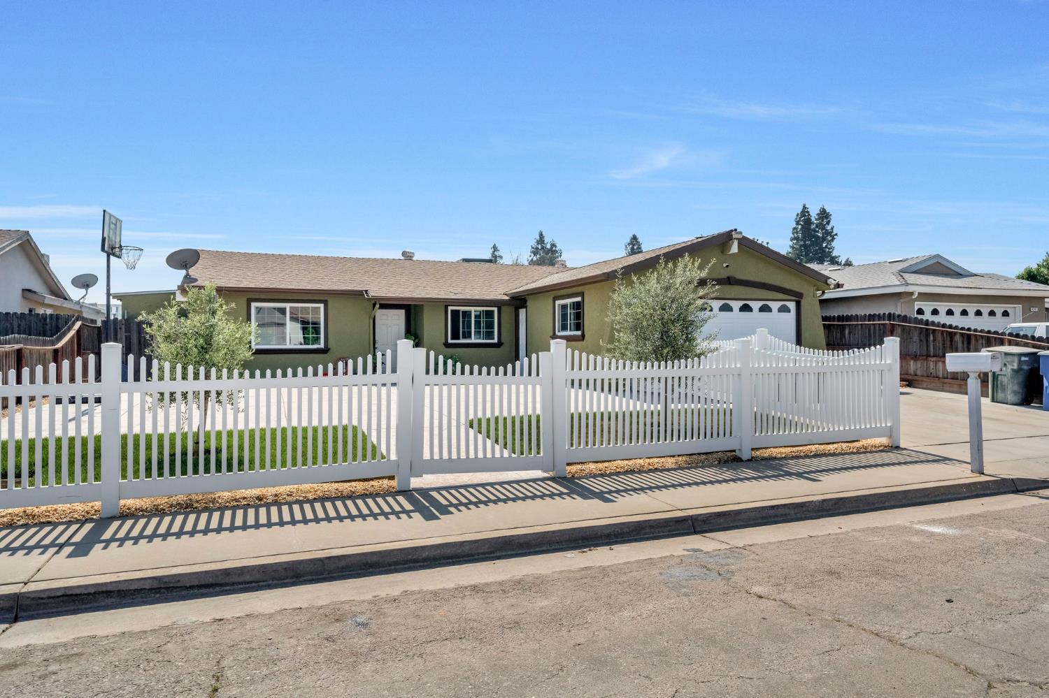 4239 W Cortland Ave, Fresno, CA 93722