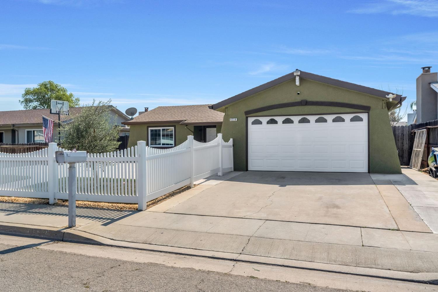 4239 W Cortland Ave, Fresno, CA 93722