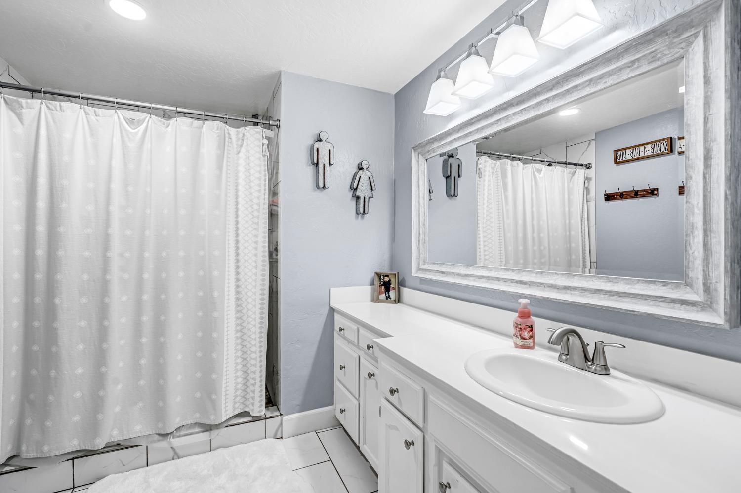 4239 W Cortland Ave, Fresno, CA 93722