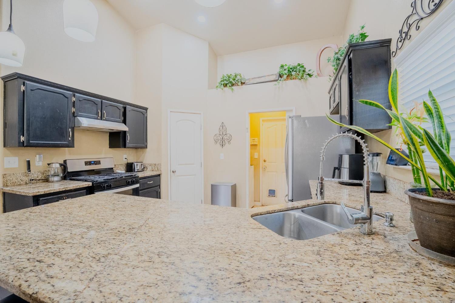 3931 E Elowin, Visalia, CA 93292