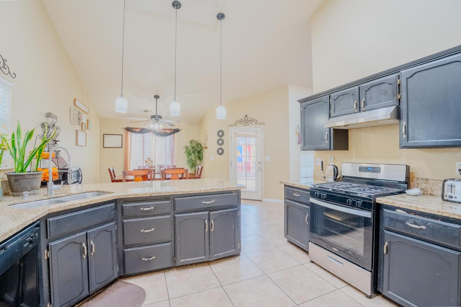 3931 E Elowin, Visalia, CA 93292