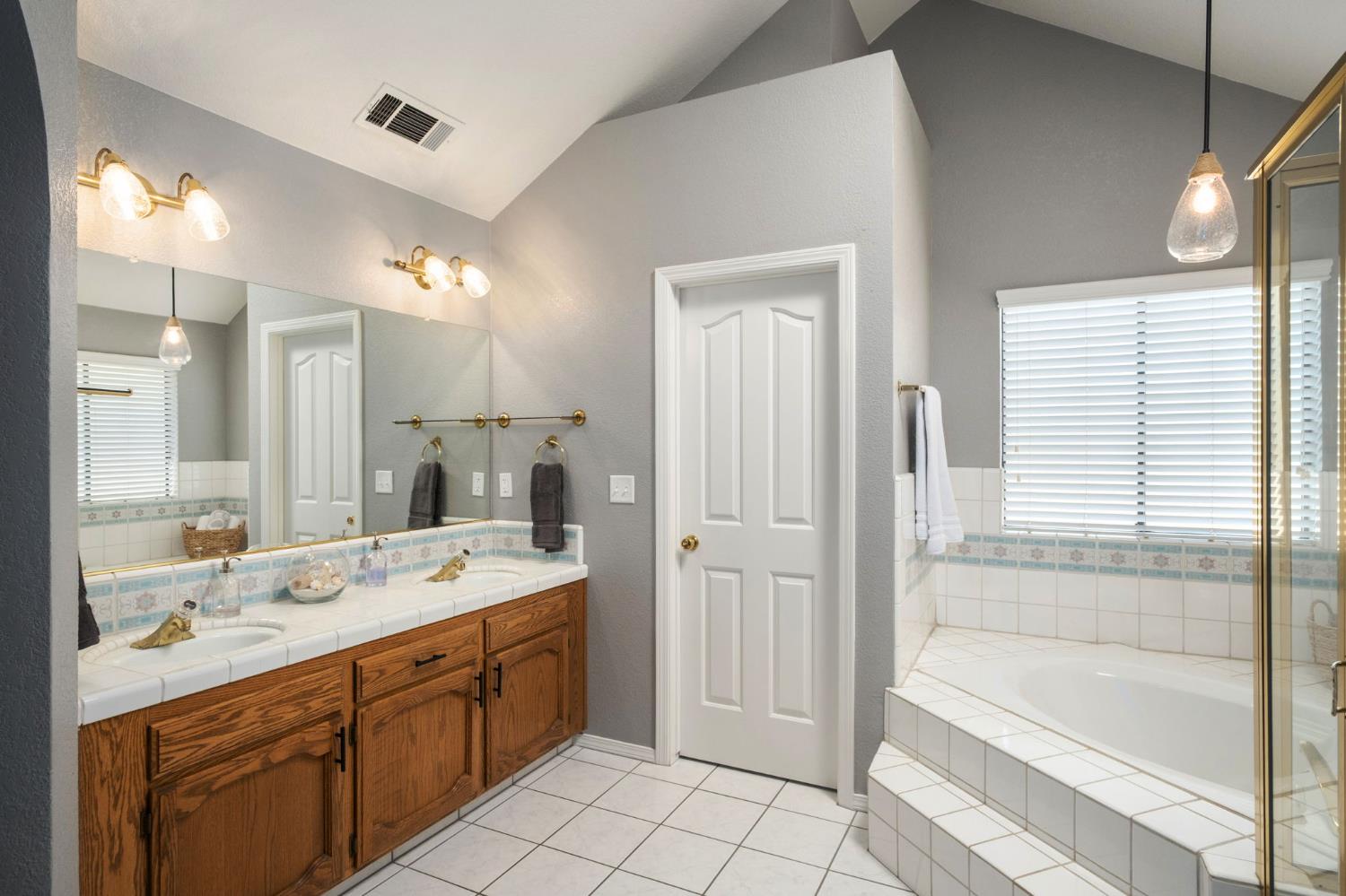 1554 E Omaha Ave, Fresno, CA 93720