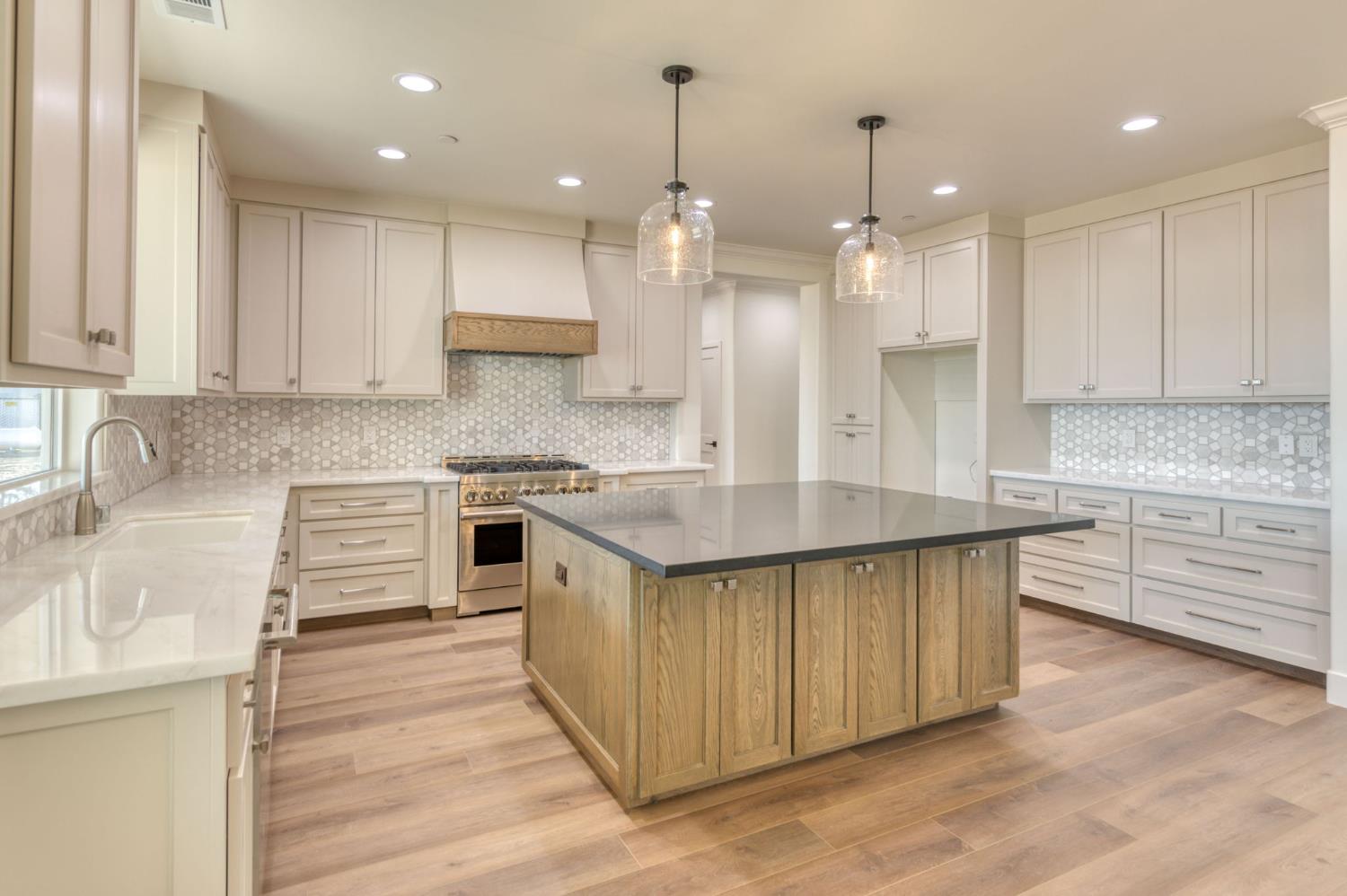 35242 Mustang Ln, Madera, CA 93636