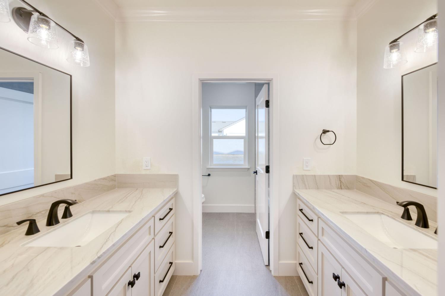 35242 Mustang Ln, Madera, CA 93636