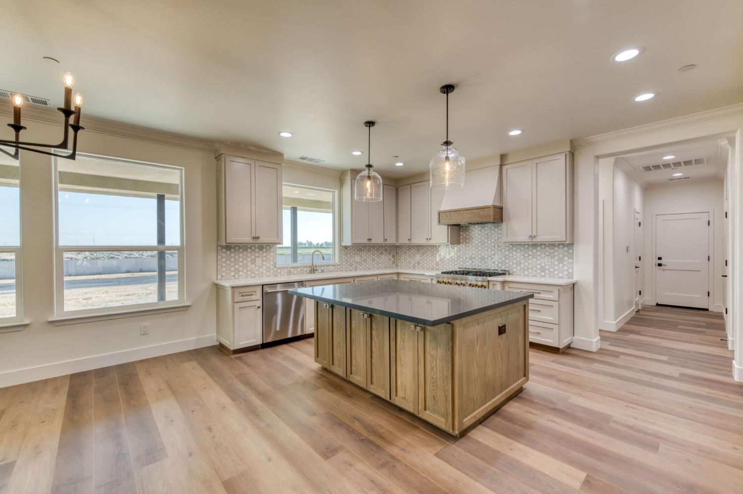 35242 Mustang Ln, Madera, CA 93636