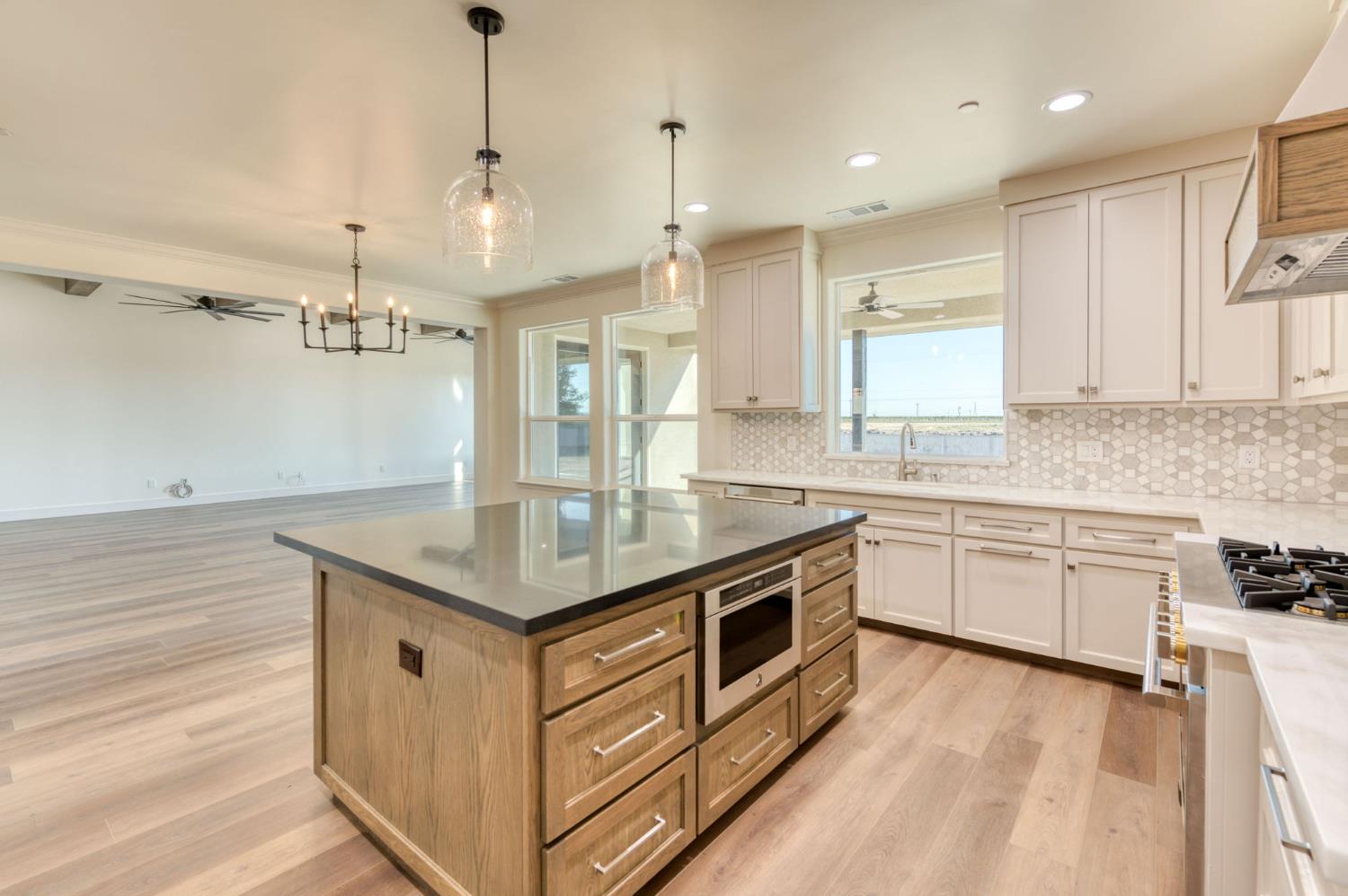 35242 Mustang Ln, Madera, CA 93636