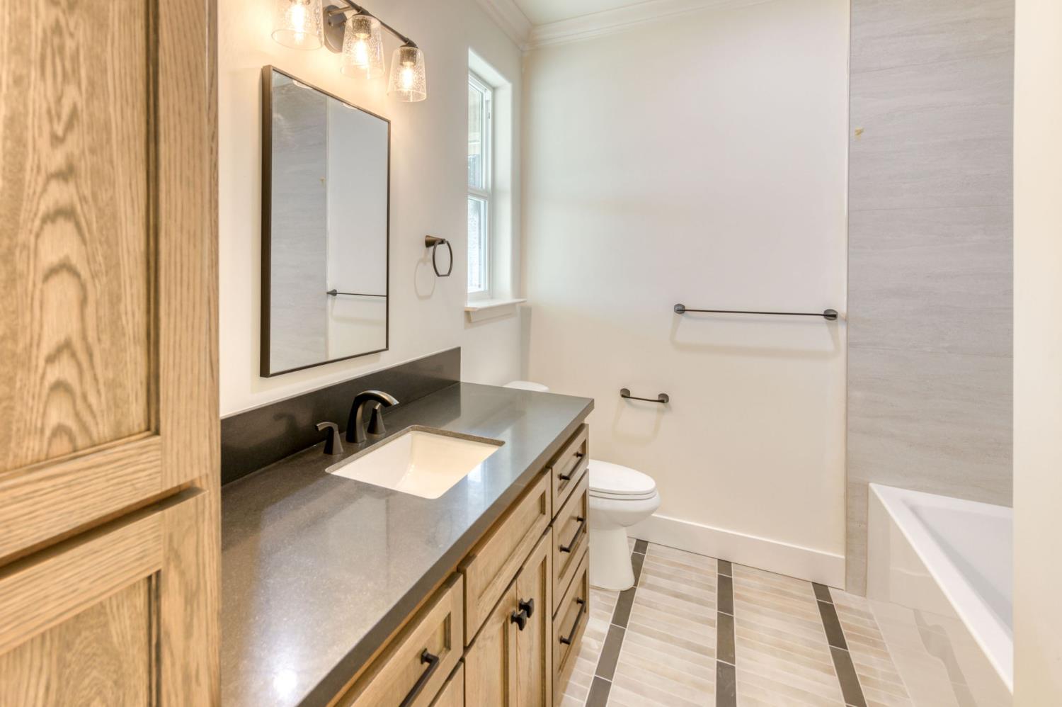 35242 Mustang Ln, Madera, CA 93636