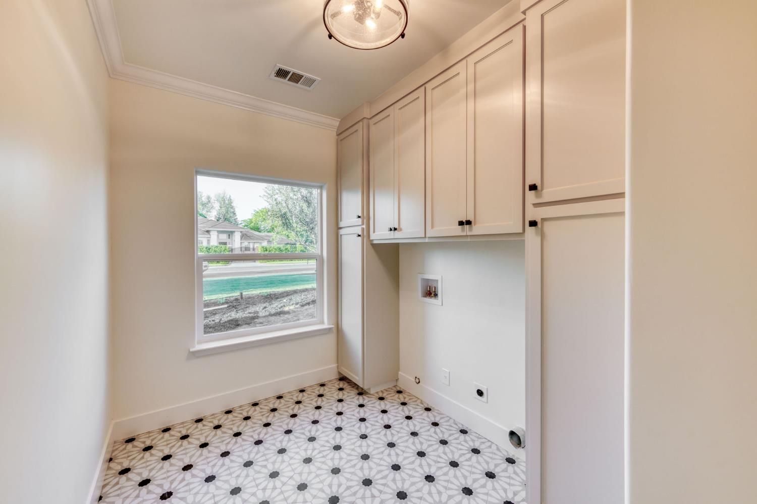 35242 Mustang Ln, Madera, CA 93636