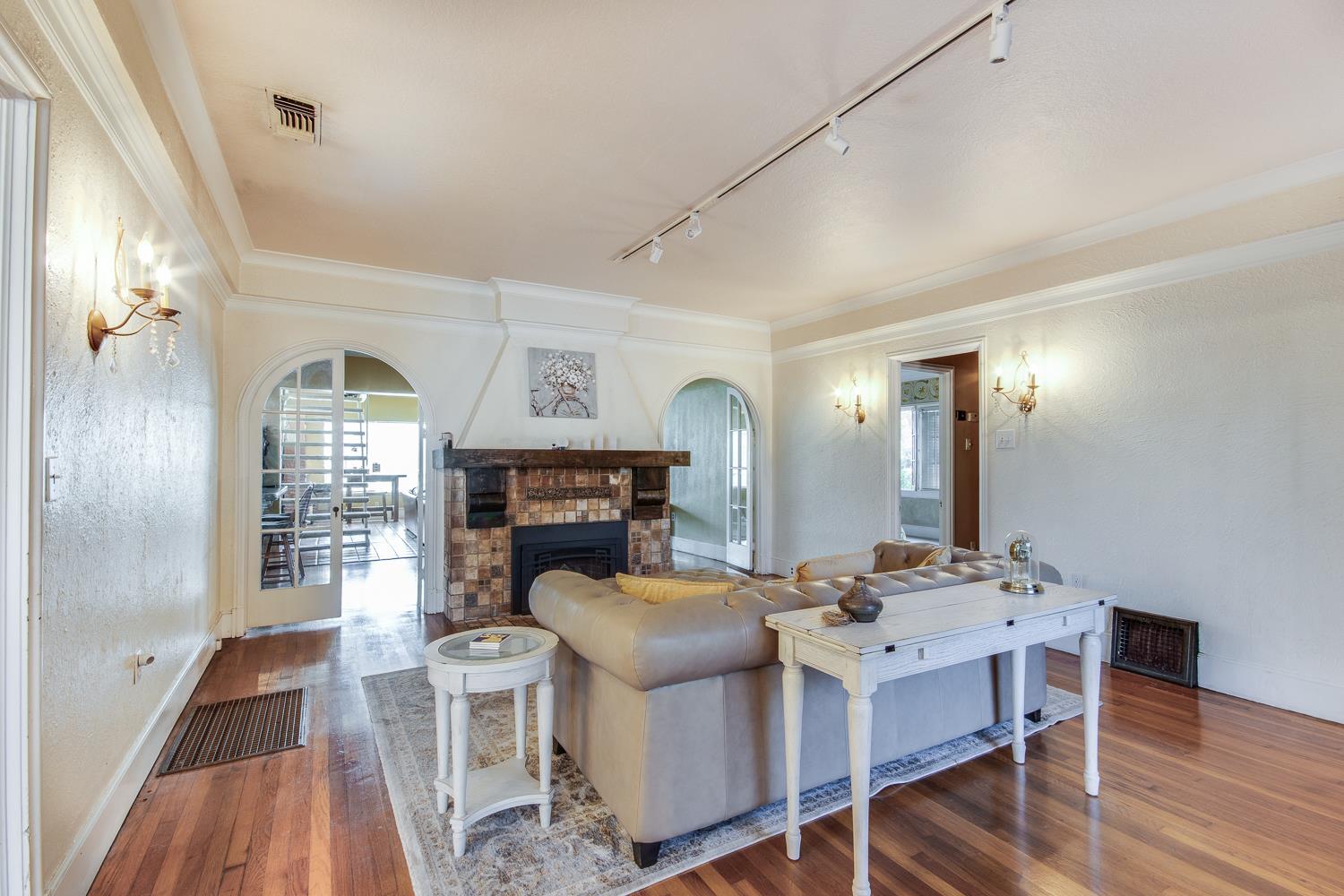 1064 N Poplar Ave, Fresno, CA 93728