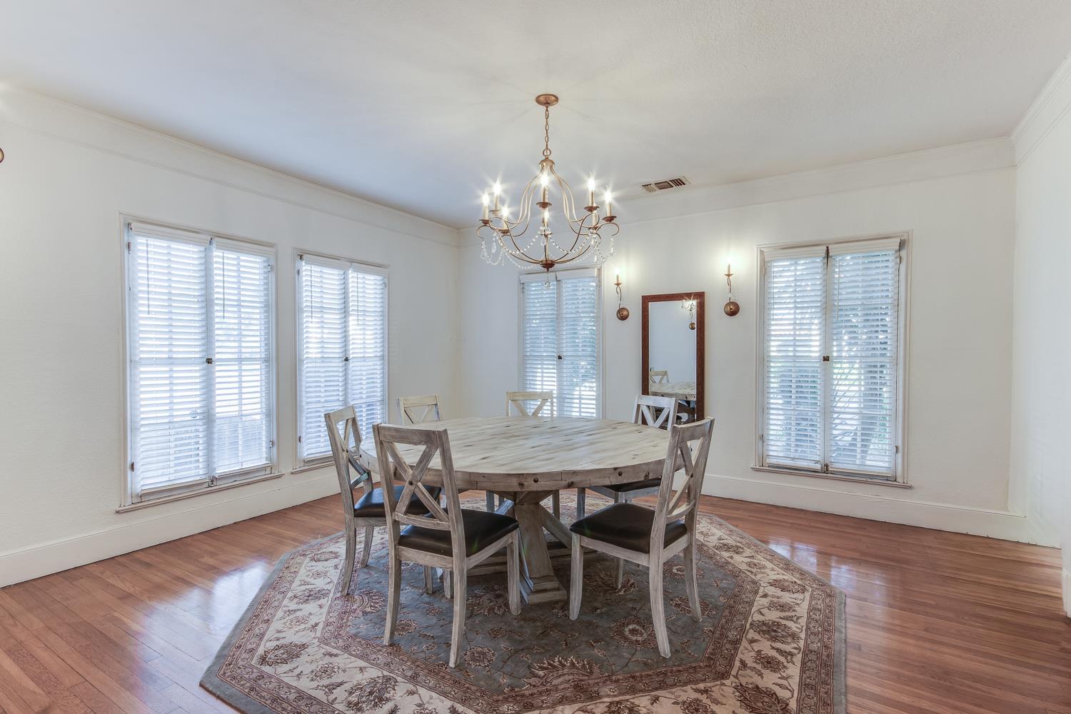 1064 N Poplar Ave, Fresno, CA 93728