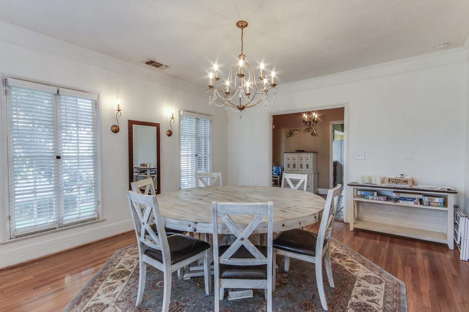 1064 N Poplar Ave, Fresno, CA 93728