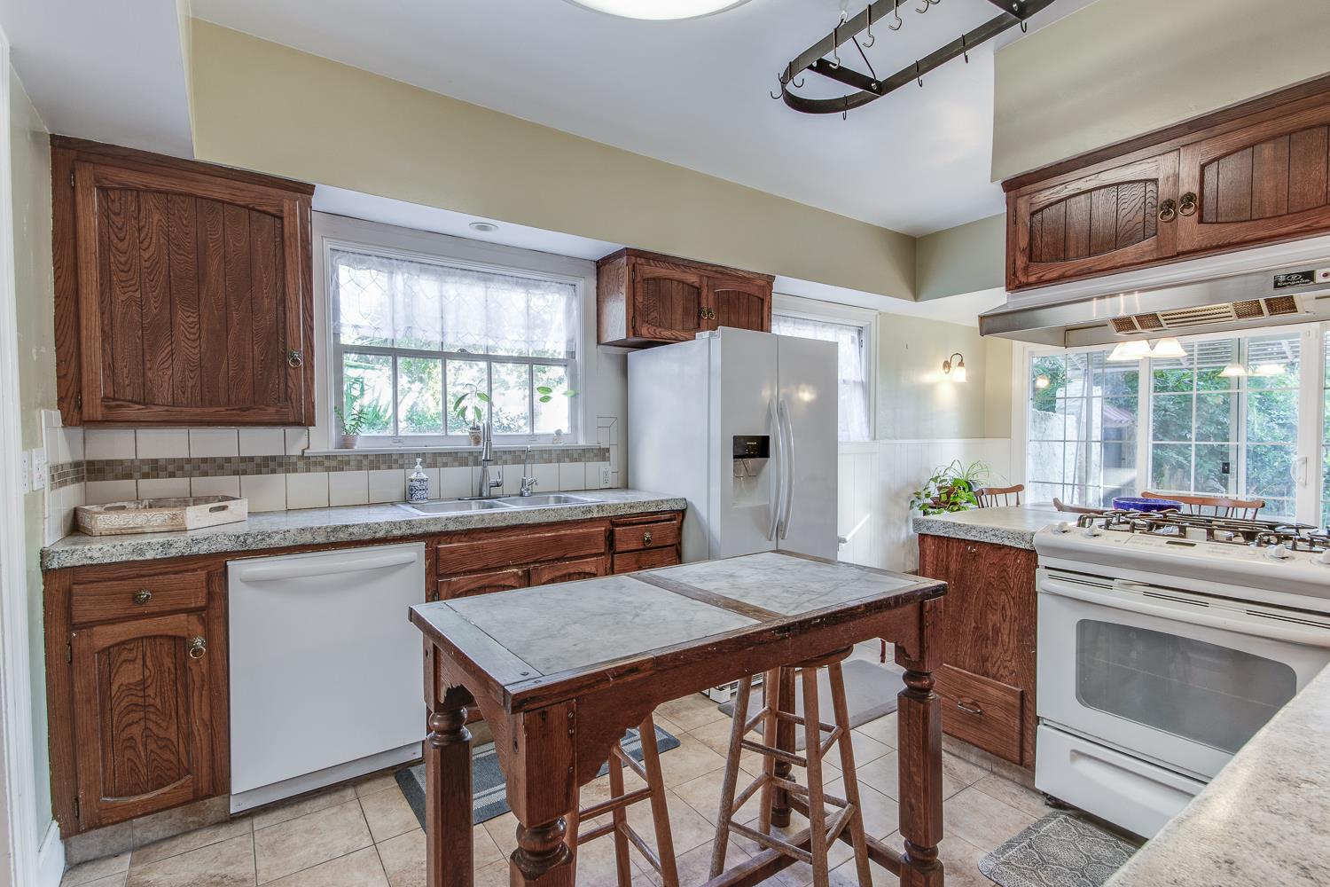 1064 N Poplar Ave, Fresno, CA 93728