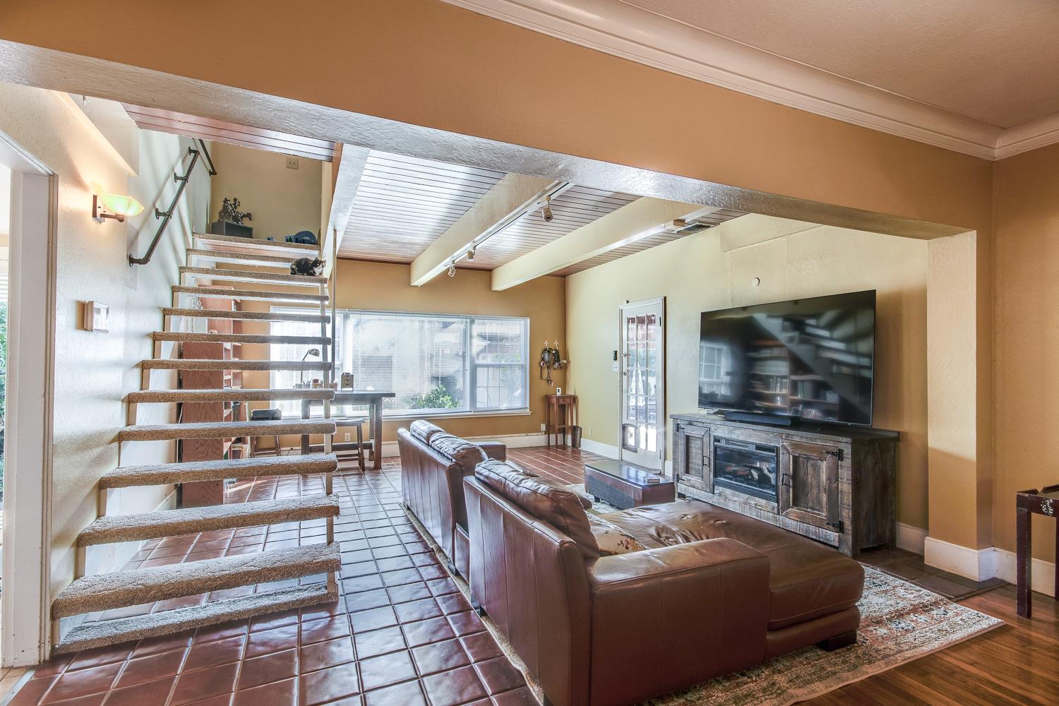 1064 N Poplar Ave, Fresno, CA 93728