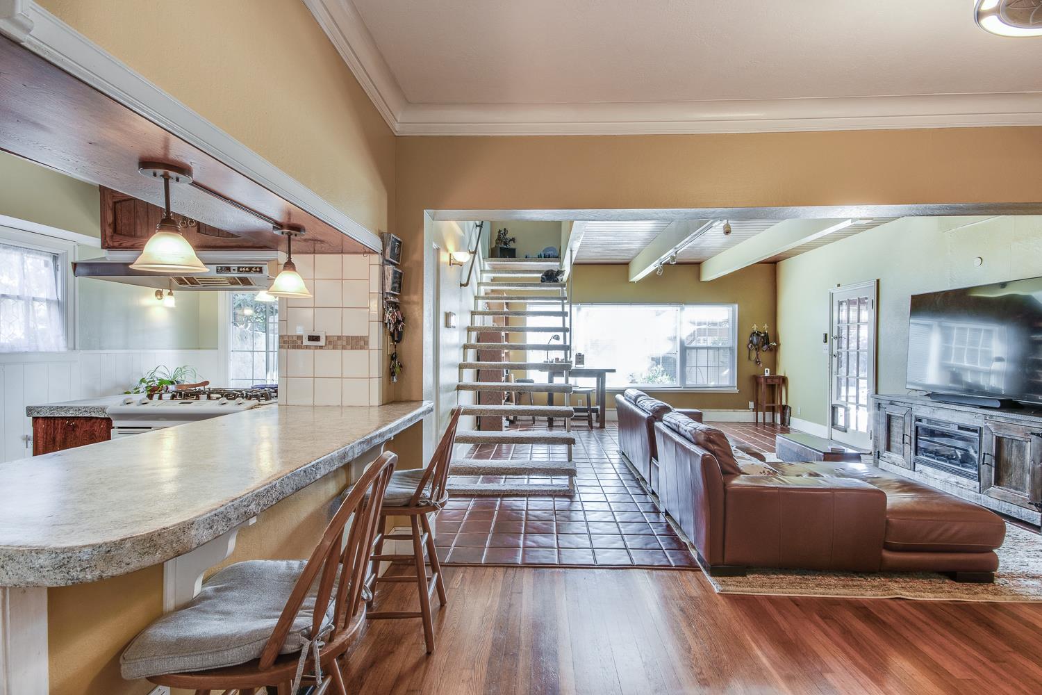 1064 N Poplar Ave, Fresno, CA 93728