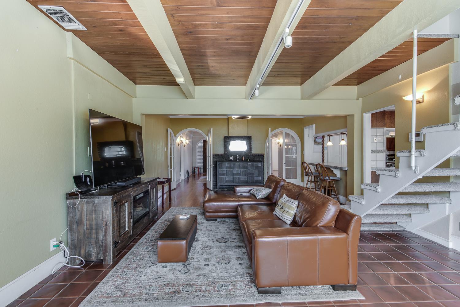 1064 N Poplar Ave, Fresno, CA 93728