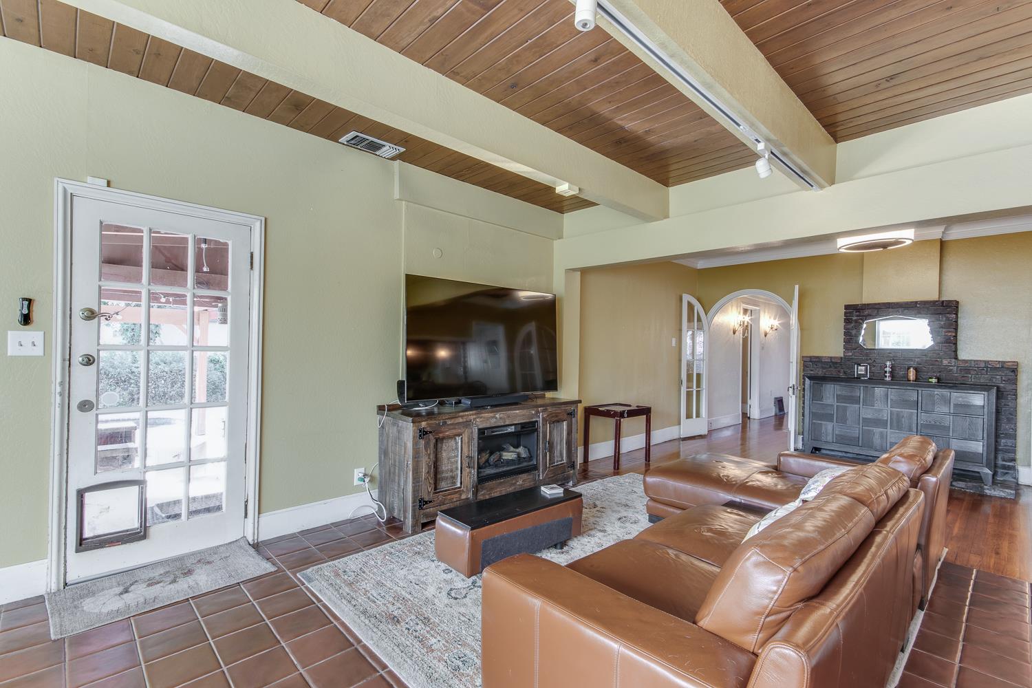 1064 N Poplar Ave, Fresno, CA 93728