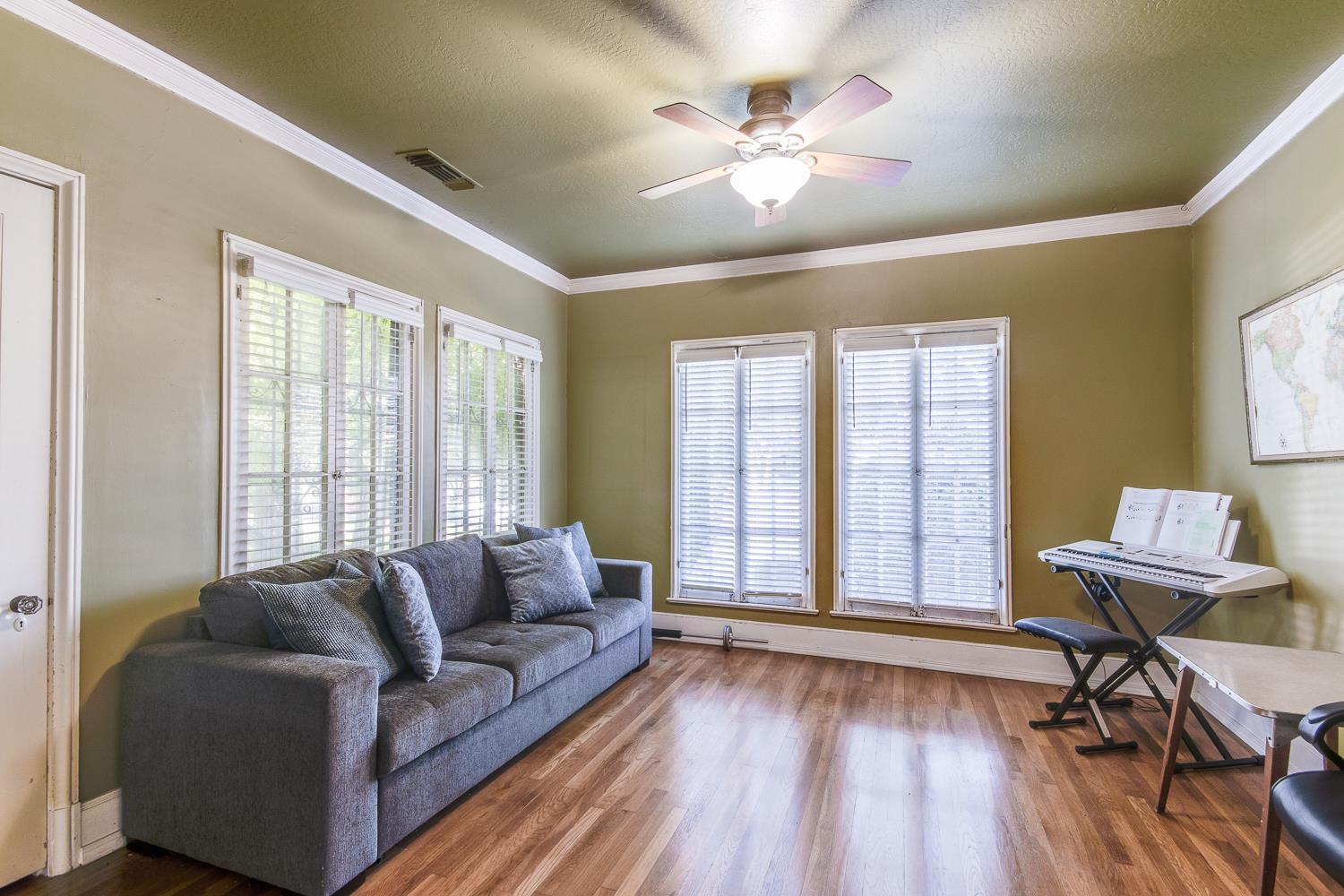 1064 N Poplar Ave, Fresno, CA 93728