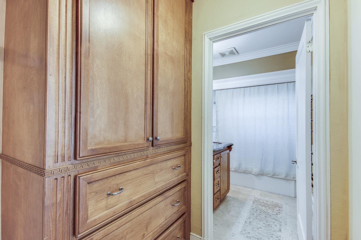 1064 N Poplar Ave, Fresno, CA 93728