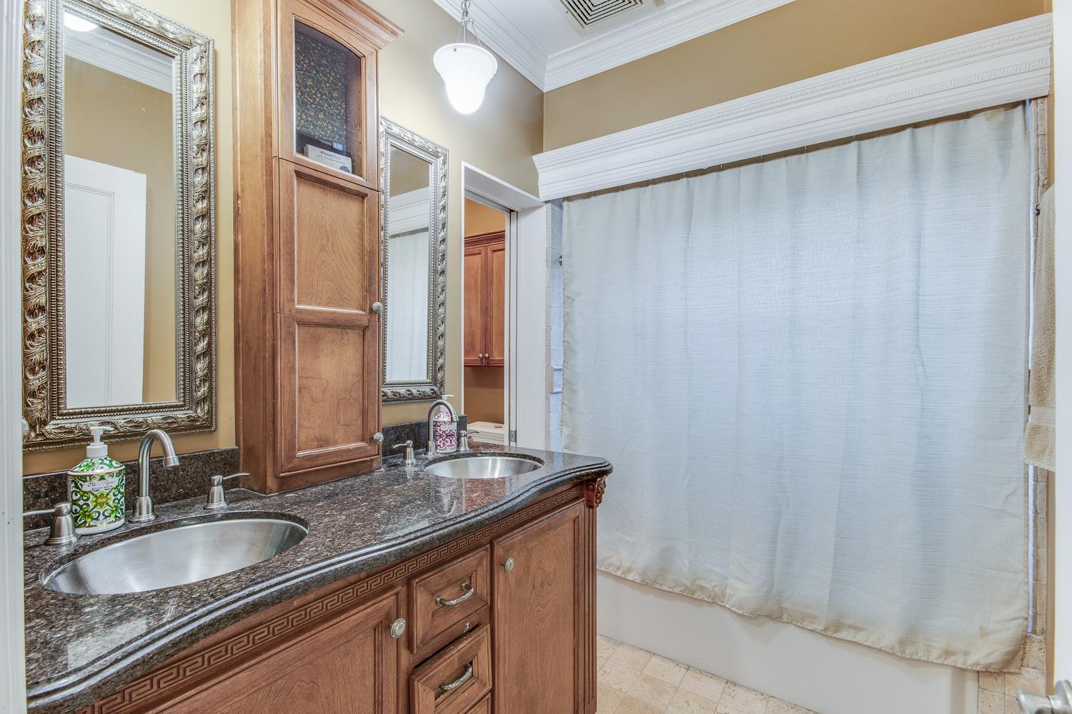 1064 N Poplar Ave, Fresno, CA 93728