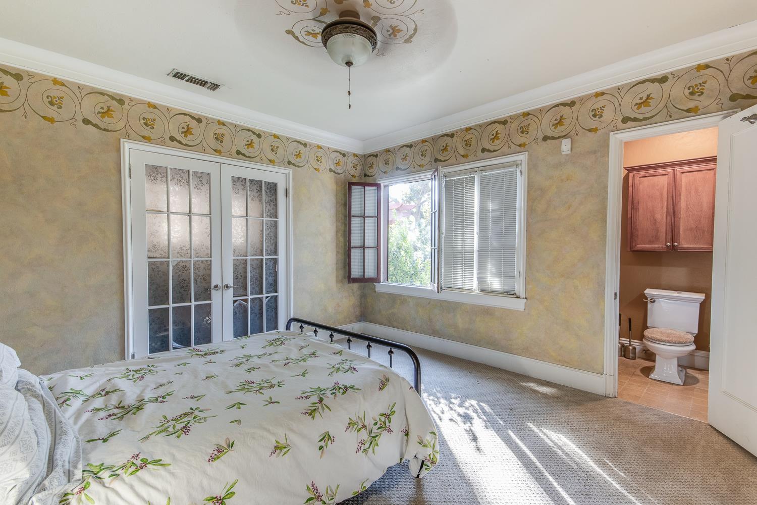 1064 N Poplar Ave, Fresno, CA 93728