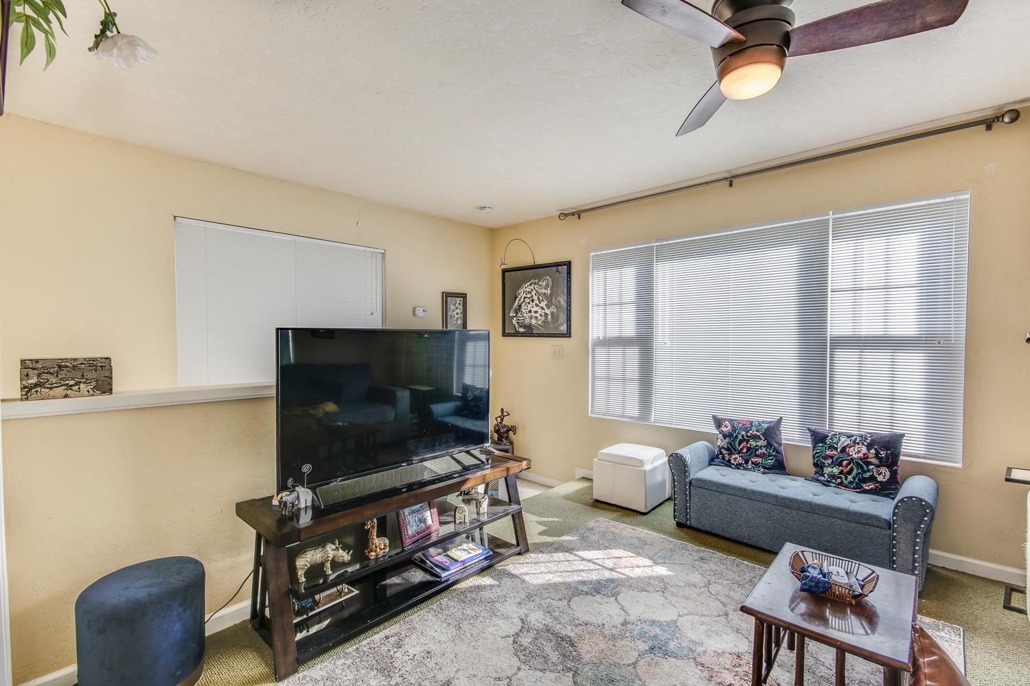 1064 N Poplar Ave, Fresno, CA 93728