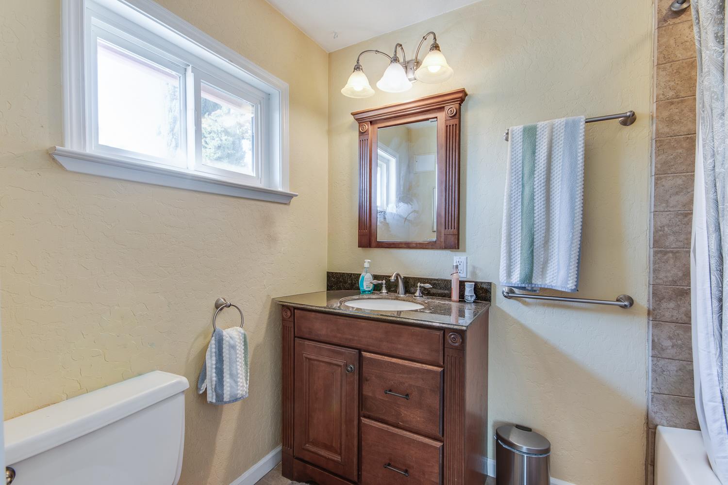 1064 N Poplar Ave, Fresno, CA 93728