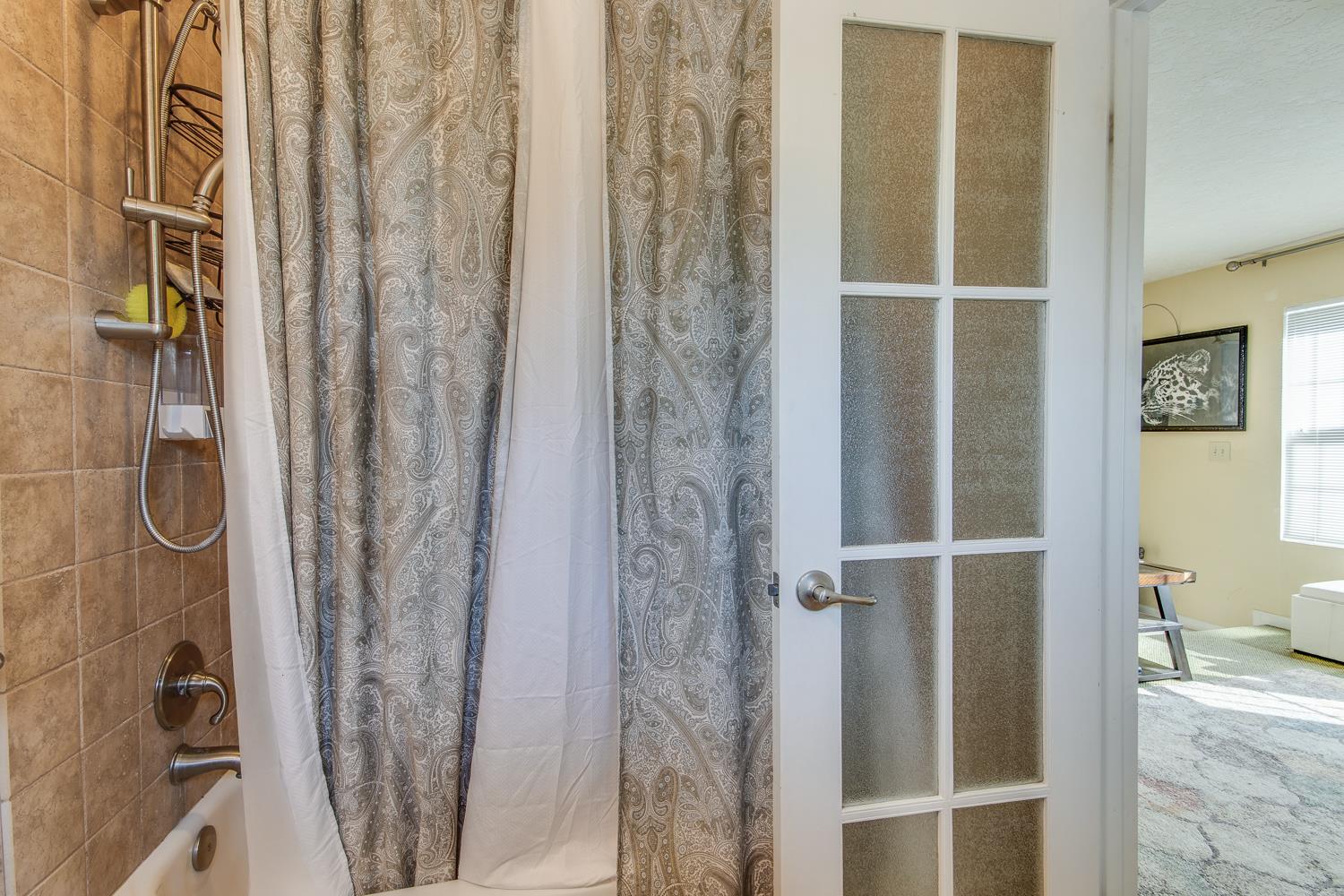 1064 N Poplar Ave, Fresno, CA 93728