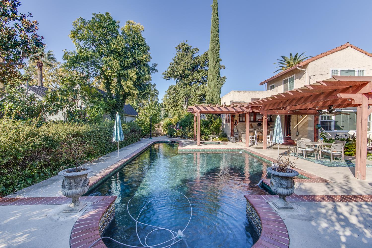 1064 N Poplar Ave, Fresno, CA 93728