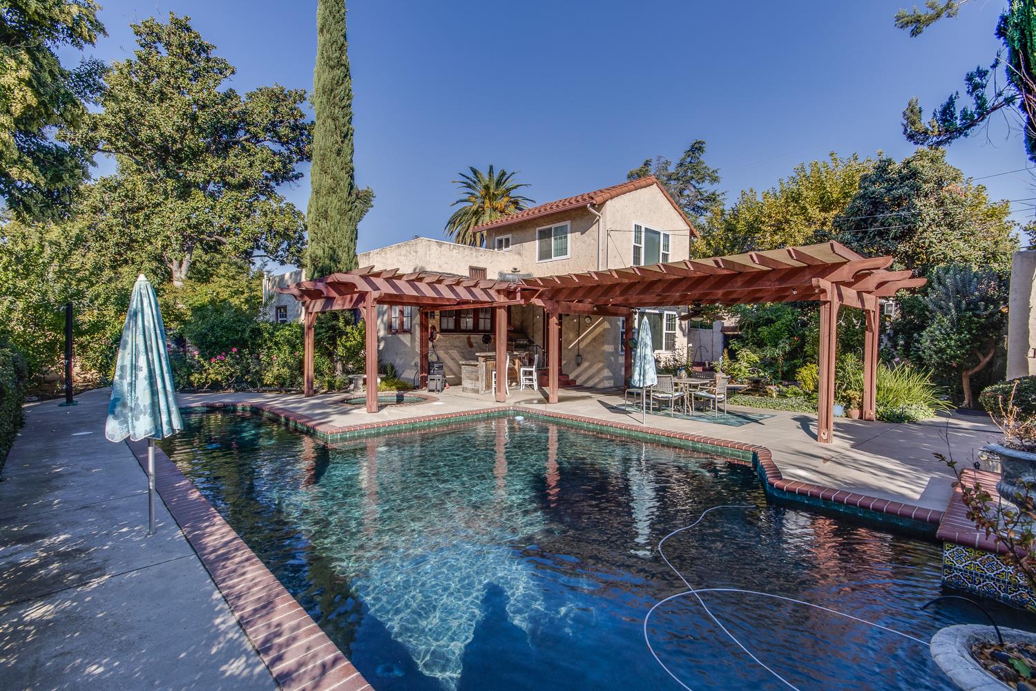 1064 N Poplar Ave, Fresno, CA 93728