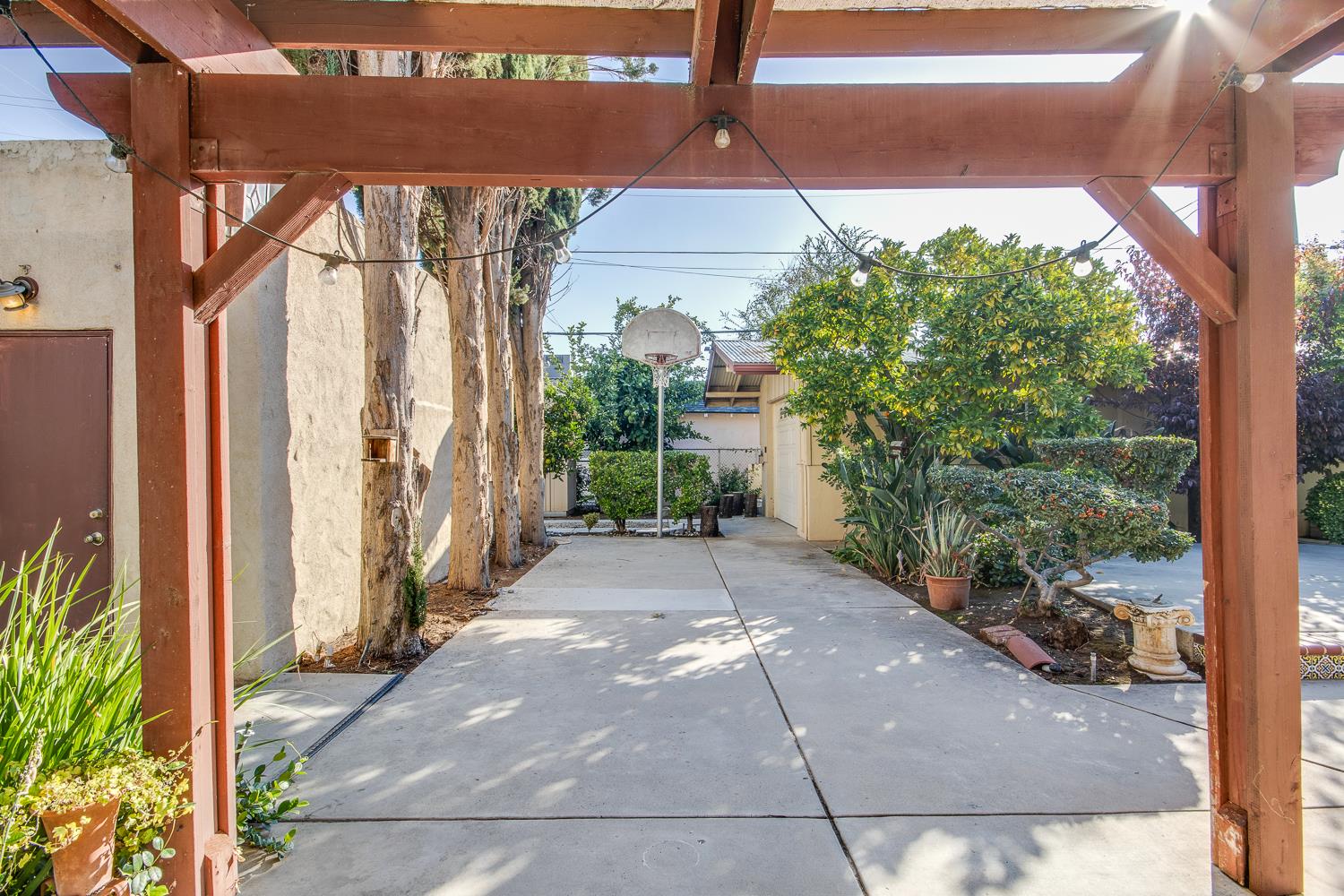 1064 N Poplar Ave, Fresno, CA 93728