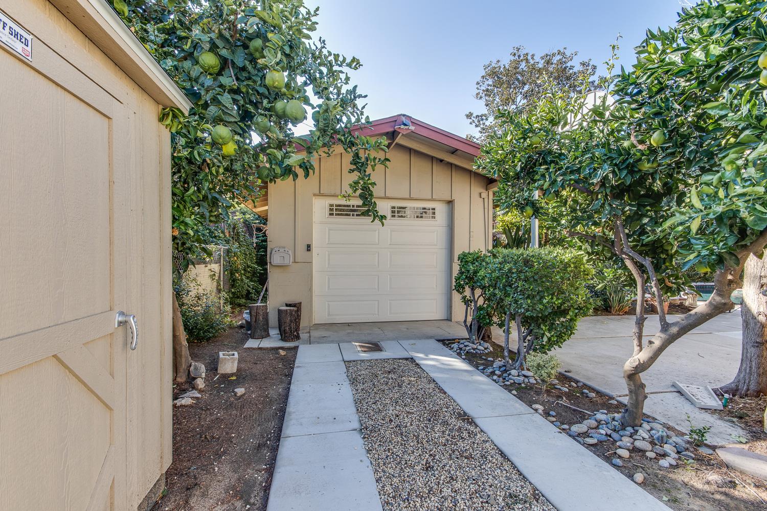 1064 N Poplar Ave, Fresno, CA 93728