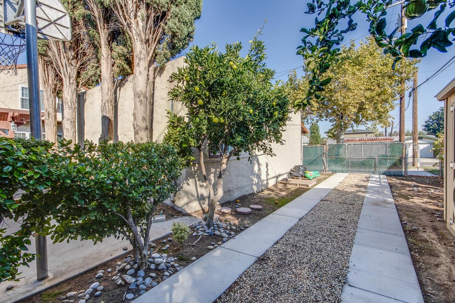 1064 N Poplar Ave, Fresno, CA 93728