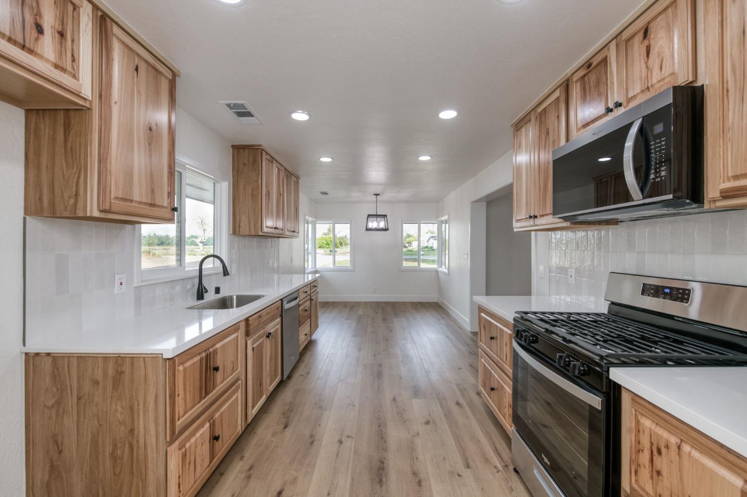 545 N Rio Vista Ave, Sanger, CA 93657